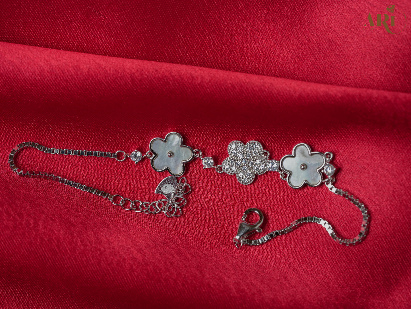 Pearl Trio Flower Bracelet (DI28)