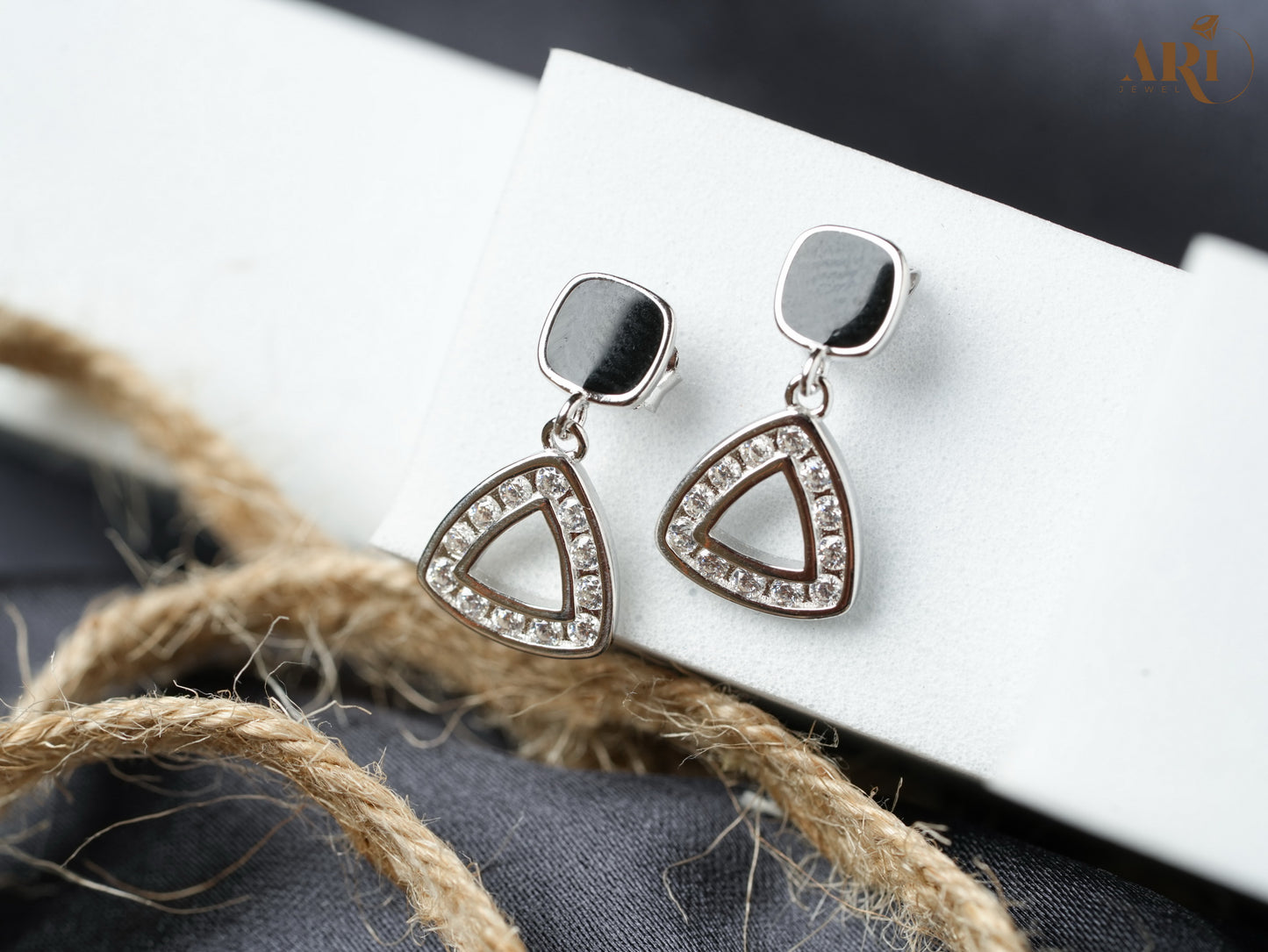 Black Triangle Hanging Tops (Di18.8)
