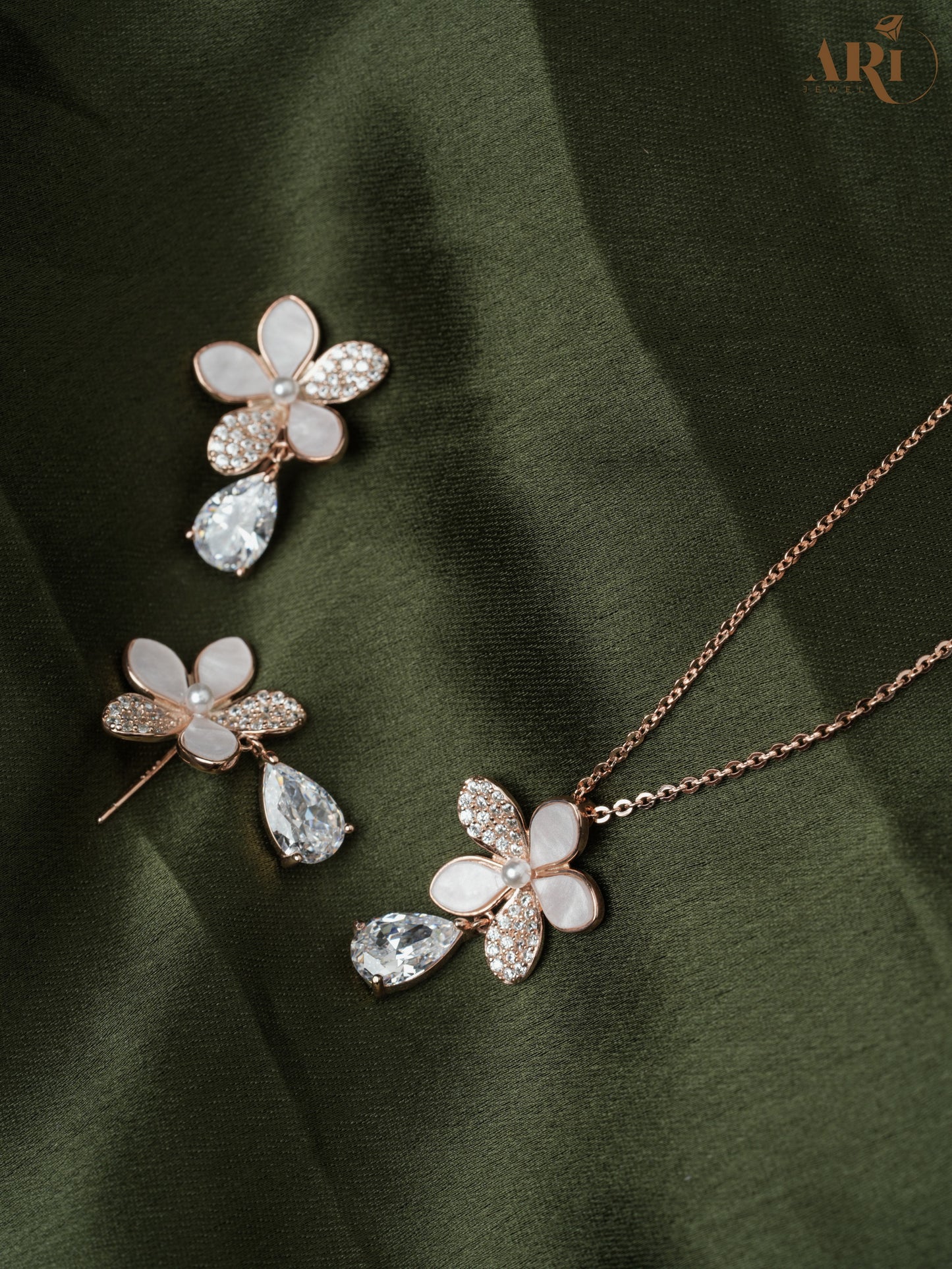 Pearl Diamond Flower Rosegold  Chain Tops Pendant Set (DI68)