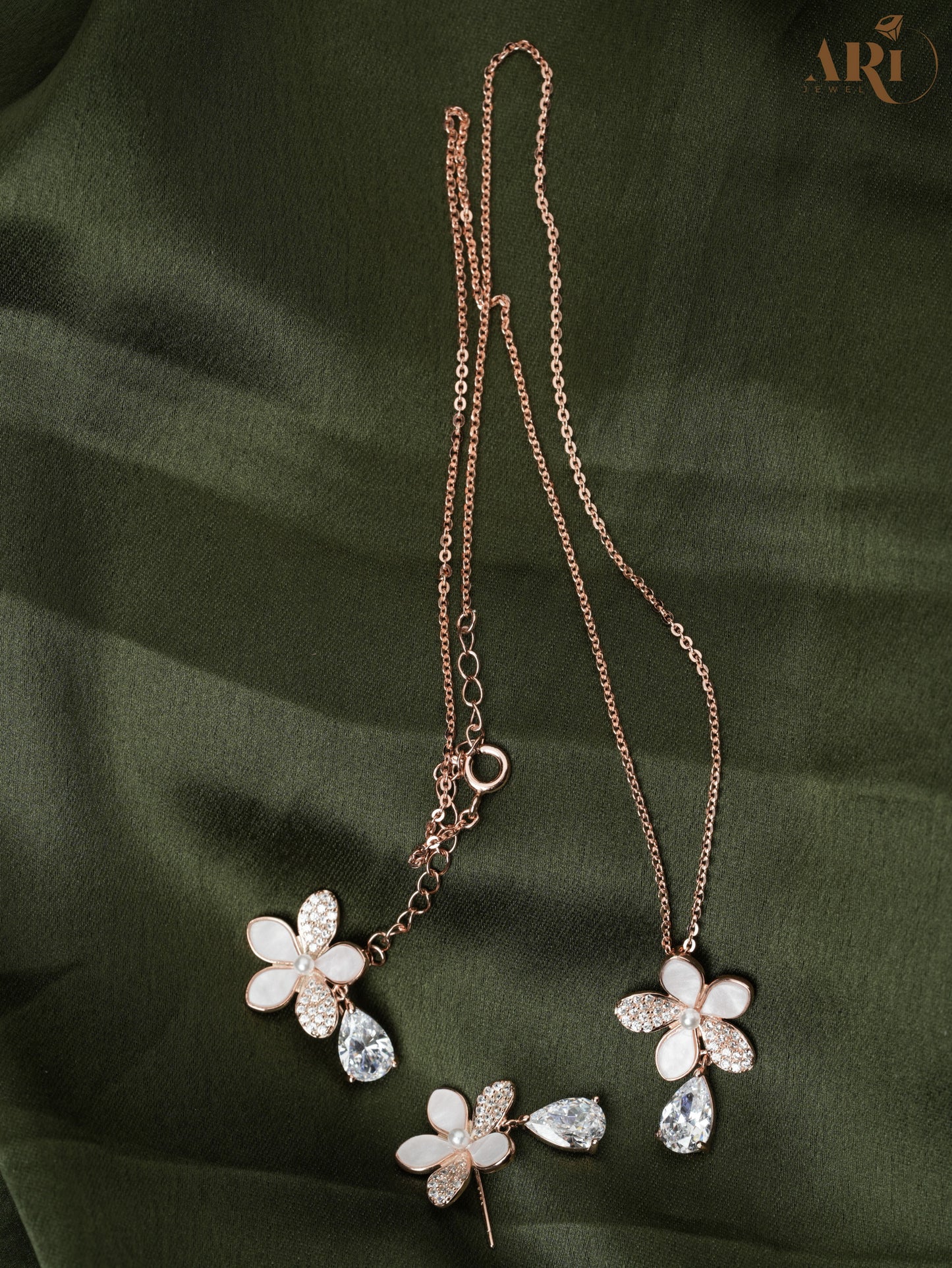 Pearl Diamond Flower Rosegold  Chain Tops Pendant Set (DI68)