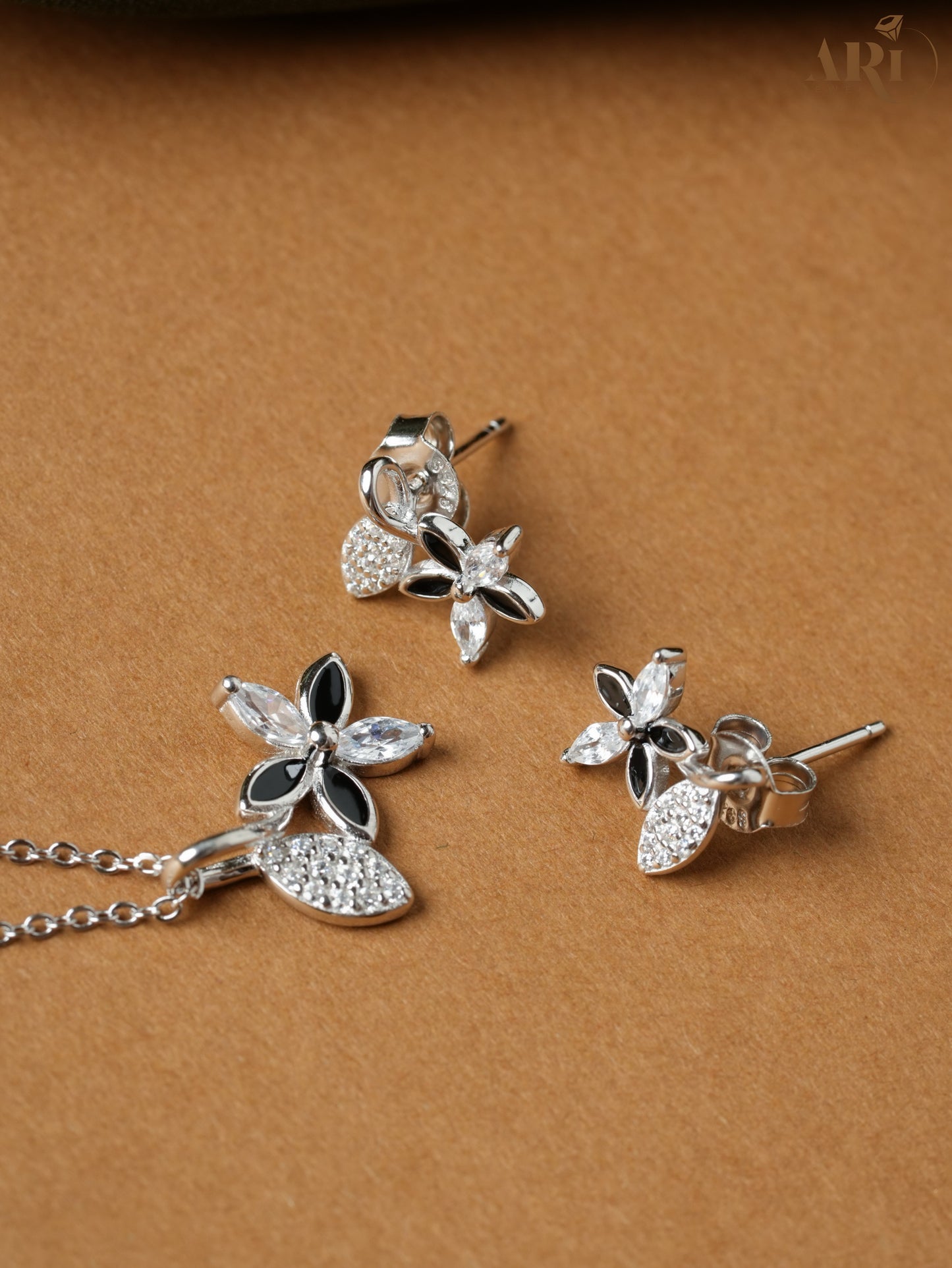Diamond Leaf Chain Pendant (DI40.8)